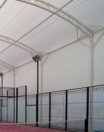 Fabricación e instalación de cubiertas de pádel indoor