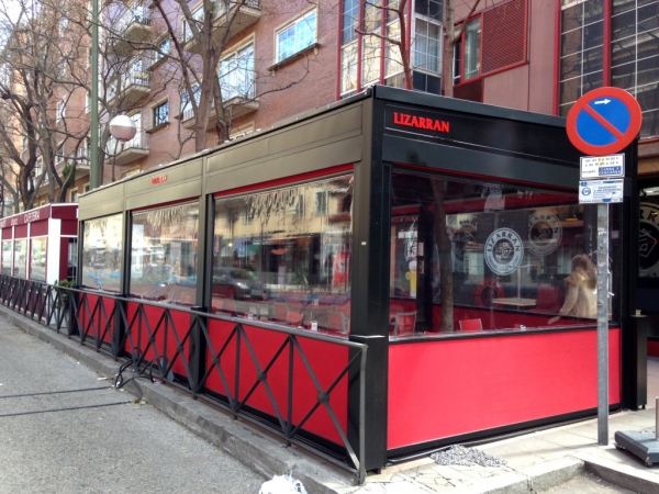 Cerramiento de la cafetería Lizarrán en Madrid